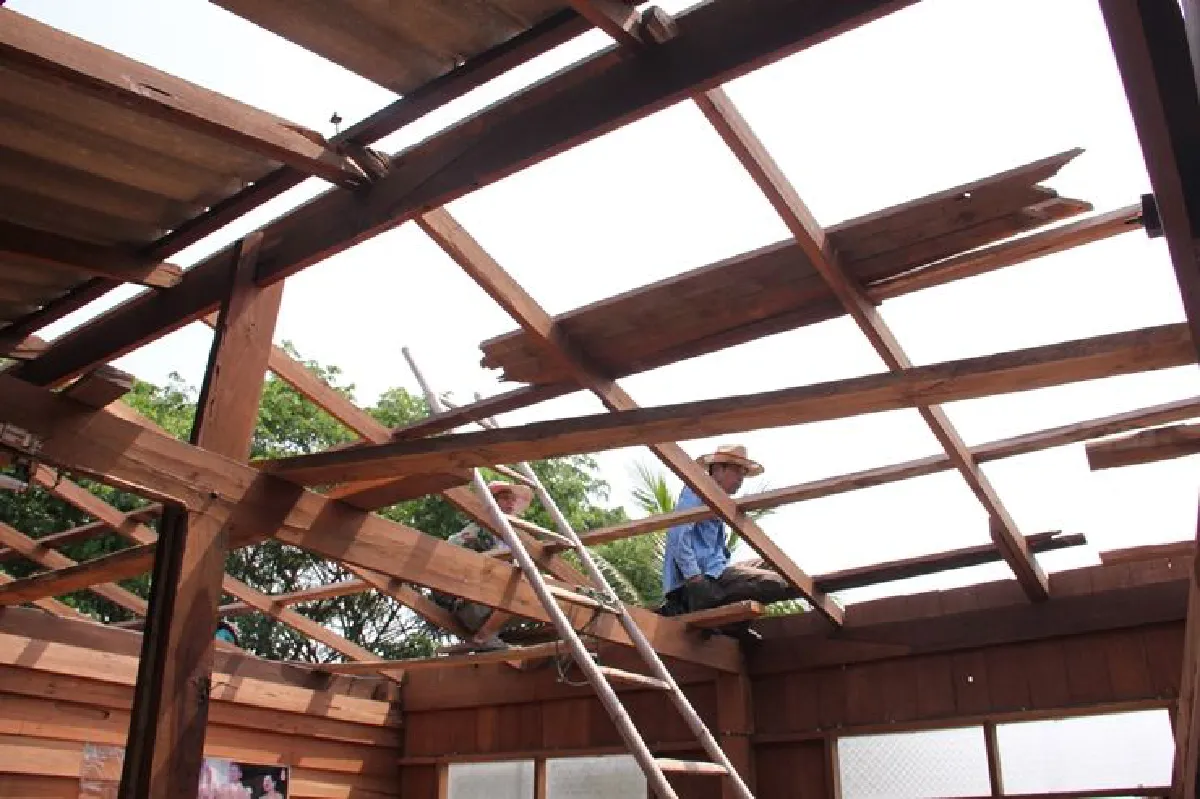 พายุถล่ม"อ.สบปราม"พัดบ้านหลังคาปลิวเสาไฟฟ้าหักโค่น
