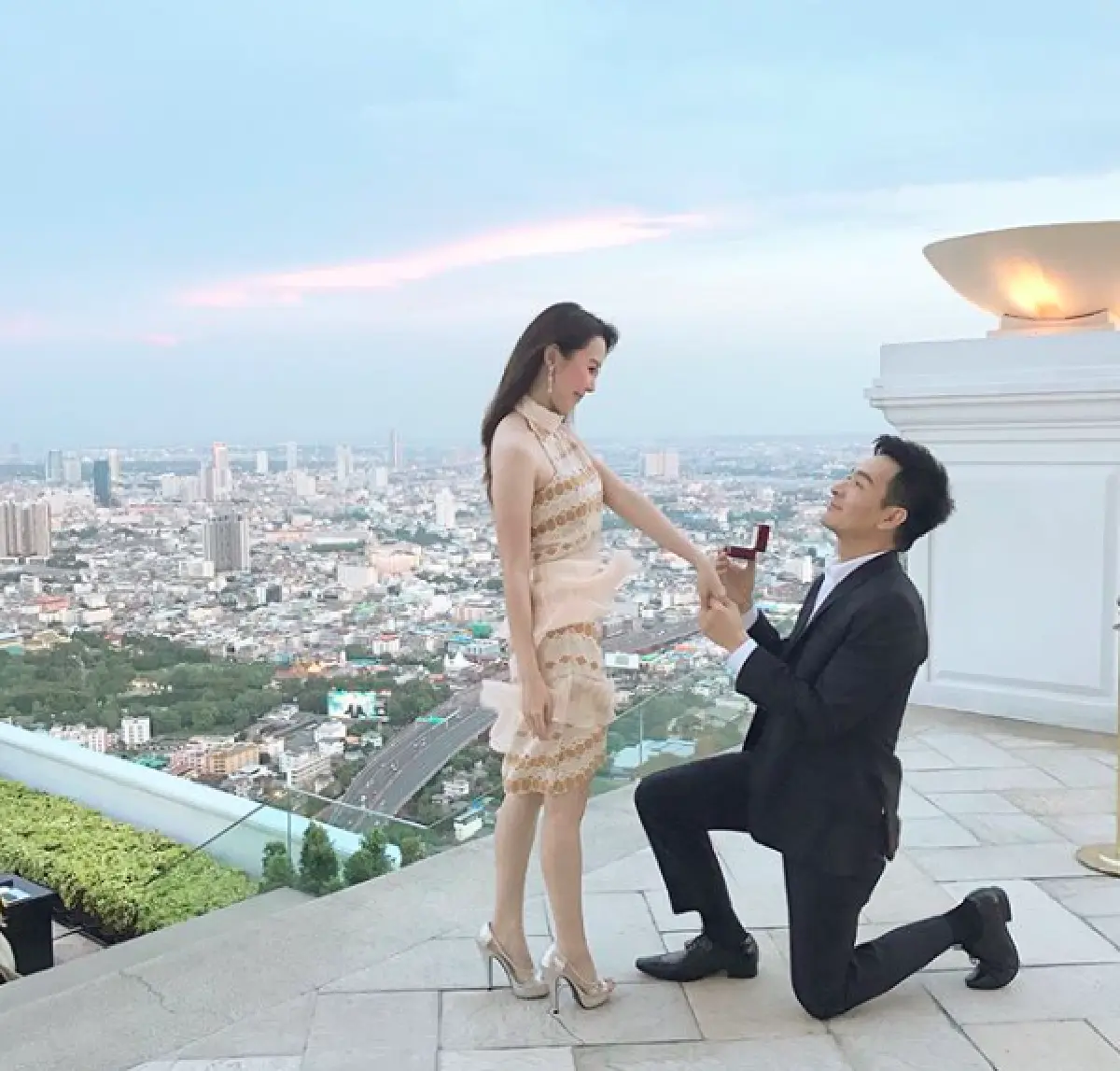 เป็นวันเกิดที่ดีที่สุด! "พอล ภัทรพล” คุกเข่าขอแฟนสาว “ฟอว์น” แต่งงาน