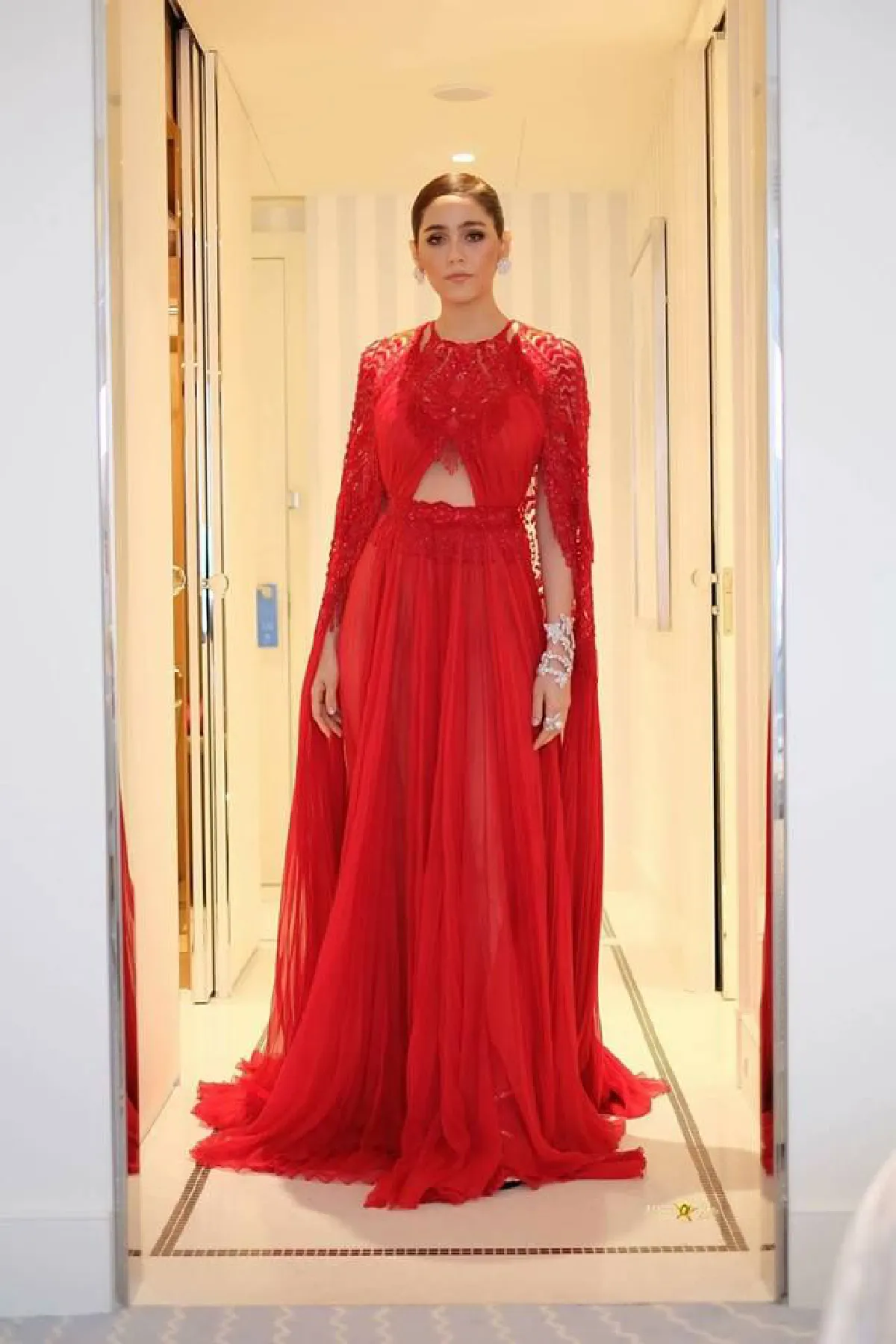 ชาวเน็ตวิจารณ์ยับ! ชุดเดินพรมแดง "ชมพู่ อารยา"สวยแต่พัง