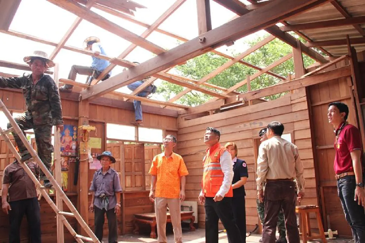พายุถล่ม"อ.สบปราม"พัดบ้านหลังคาปลิวเสาไฟฟ้าหักโค่น