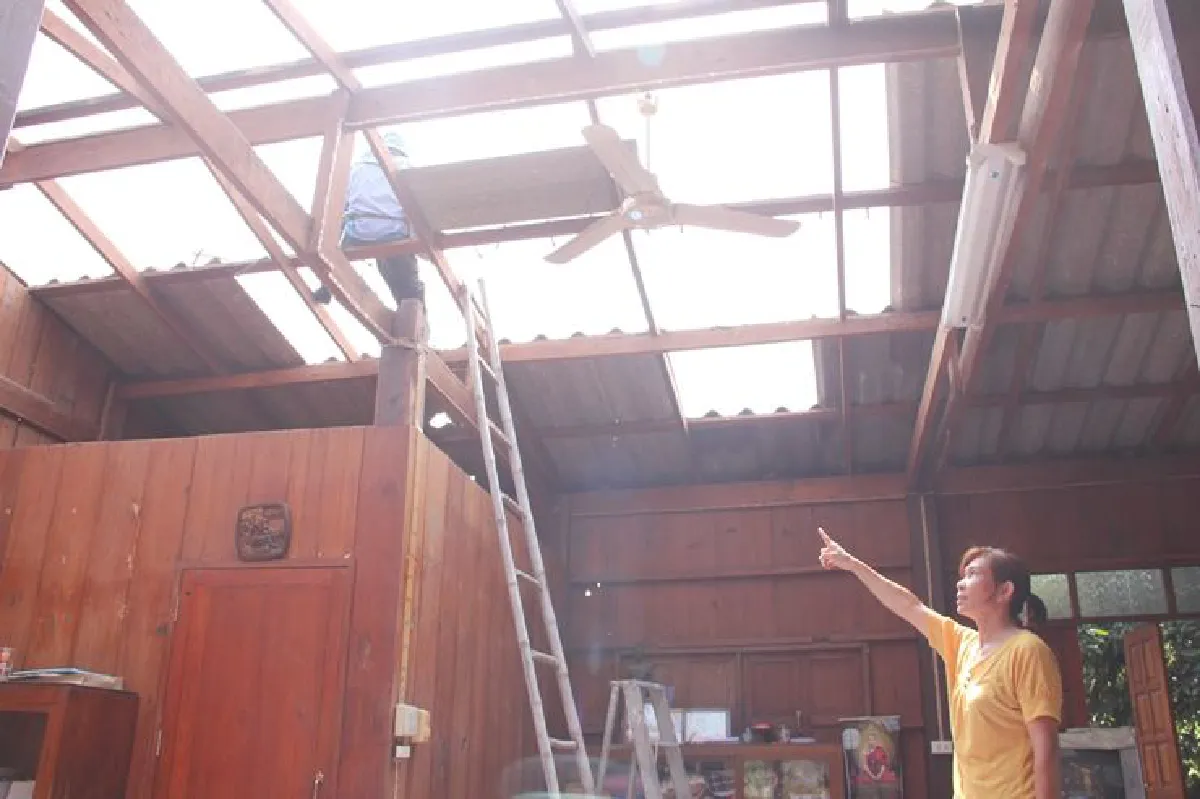 พายุถล่ม"อ.สบปราม"พัดบ้านหลังคาปลิวเสาไฟฟ้าหักโค่น