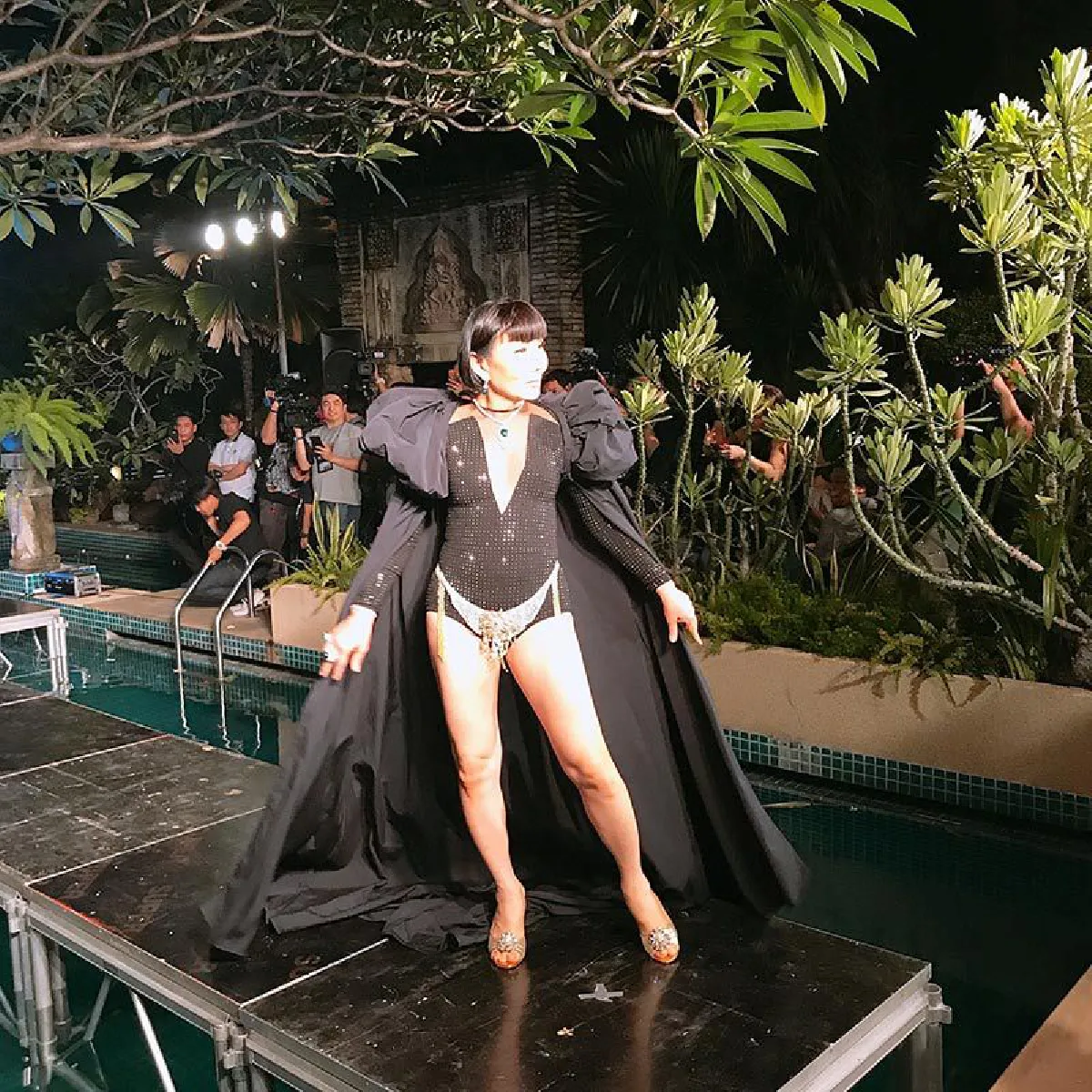 กำปั้น บาซู เปลือยหุ่นล่ำเดินแบบกระจับเพชร 500 ล้าน ในวันเกิดไฮโซดัง