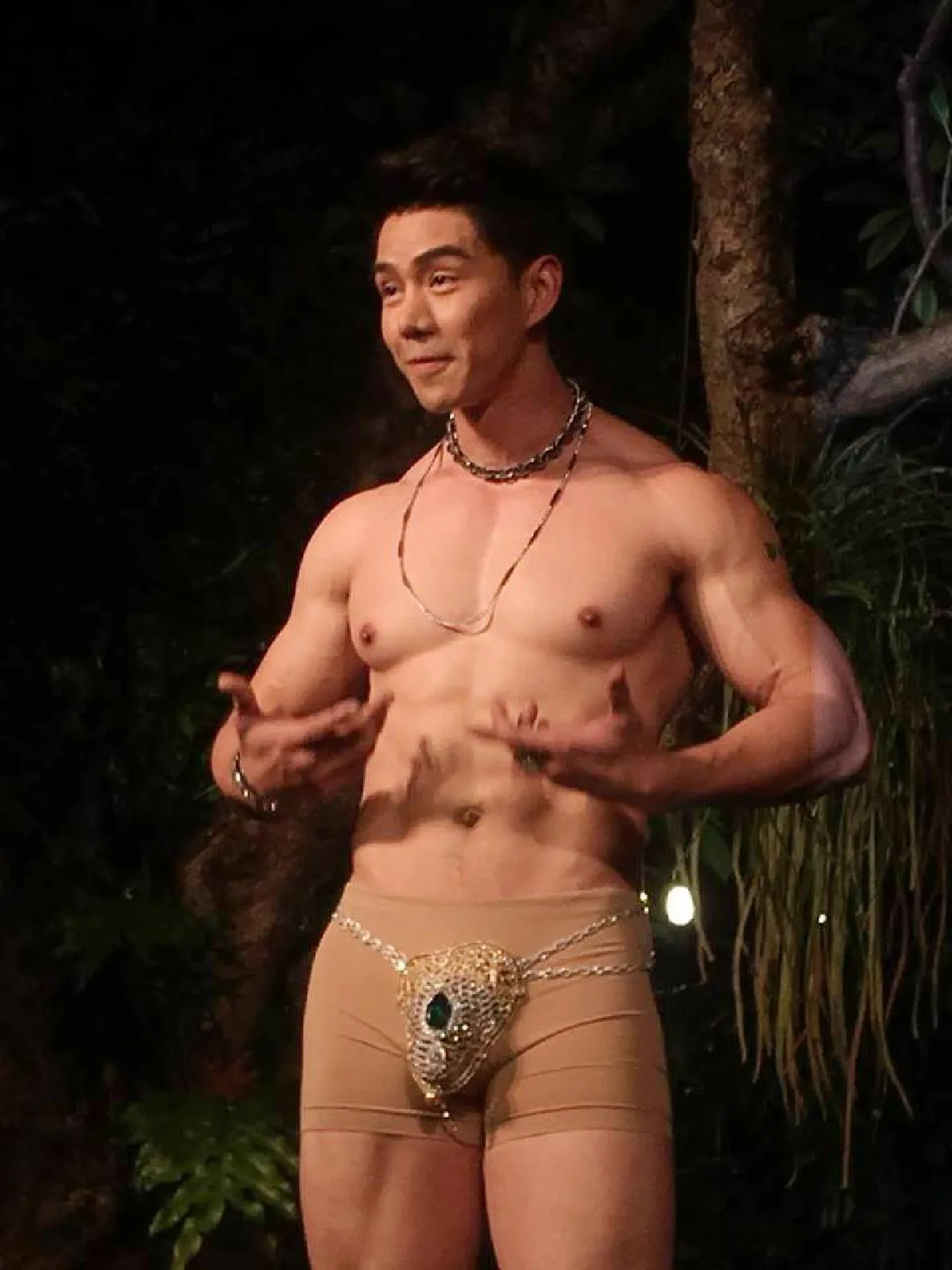 กำปั้น บาซู เปลือยหุ่นล่ำเดินแบบกระจับเพชร 500 ล้าน ในวันเกิดไฮโซดัง