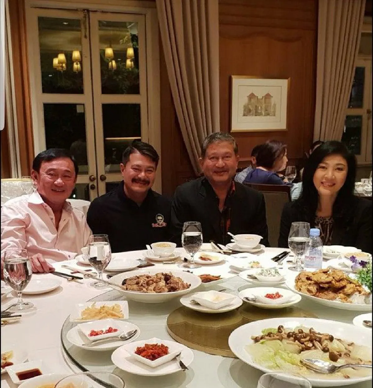 วัน โชว์ภาพ "เฉลิม" บินพบ "ทักษิณ-ยิ่งลักษณ์" ที่สิงคโปร์