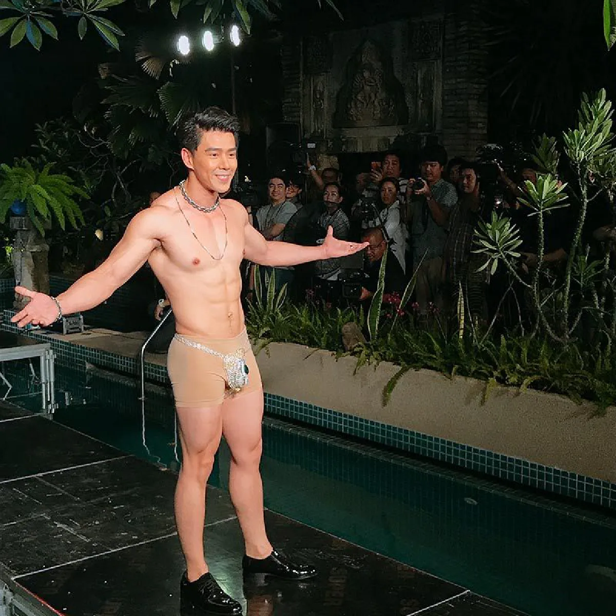 กำปั้น บาซู เปลือยหุ่นล่ำเดินแบบกระจับเพชร 500 ล้าน ในวันเกิดไฮโซดัง