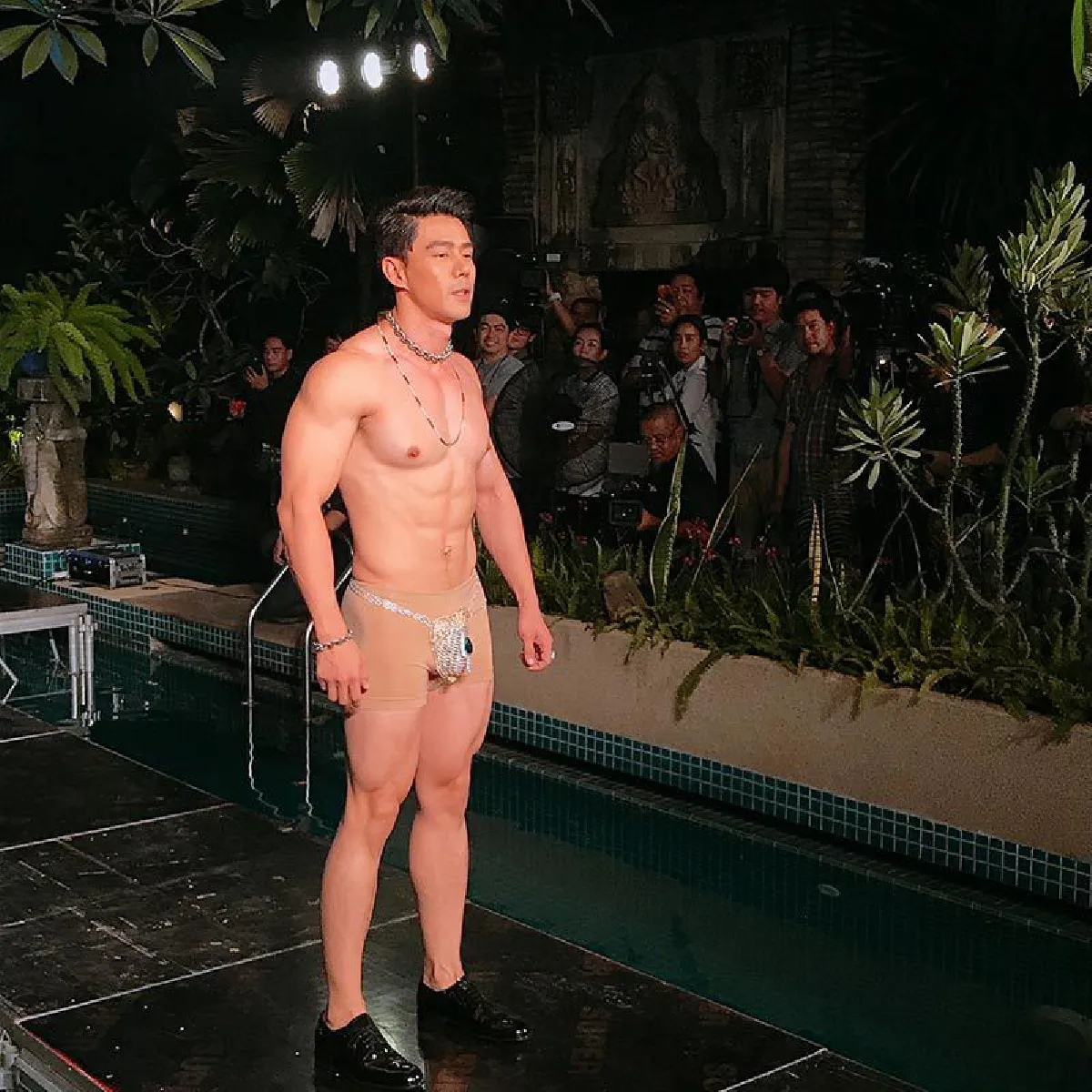 กำปั้น บาซู เปลือยหุ่นล่ำเดินแบบกระจับเพชร 500 ล้าน ในวันเกิดไฮโซดัง