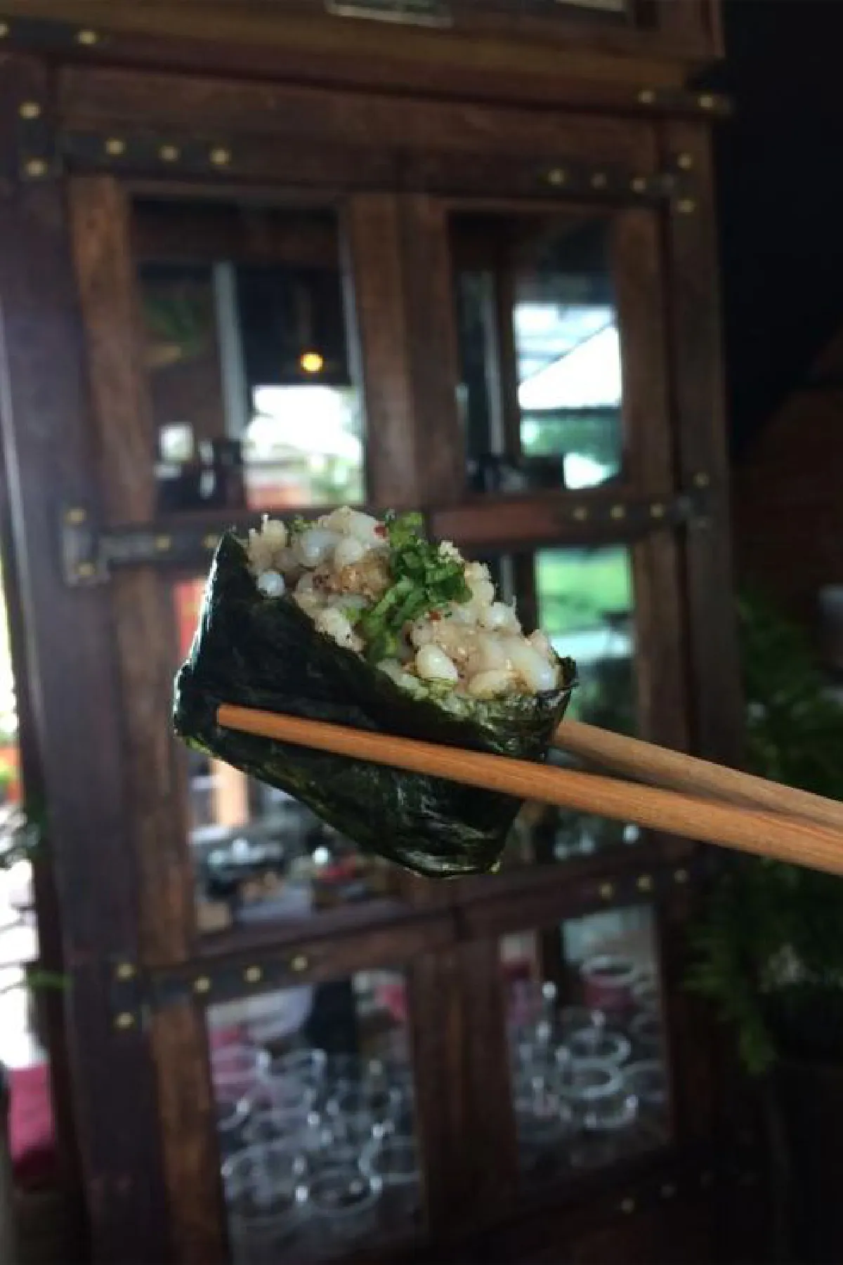 ซูชิไข่มดแดง อาหารลูกครึ่งญี่ปุ่น-อีสานแซ่บเว่อร์