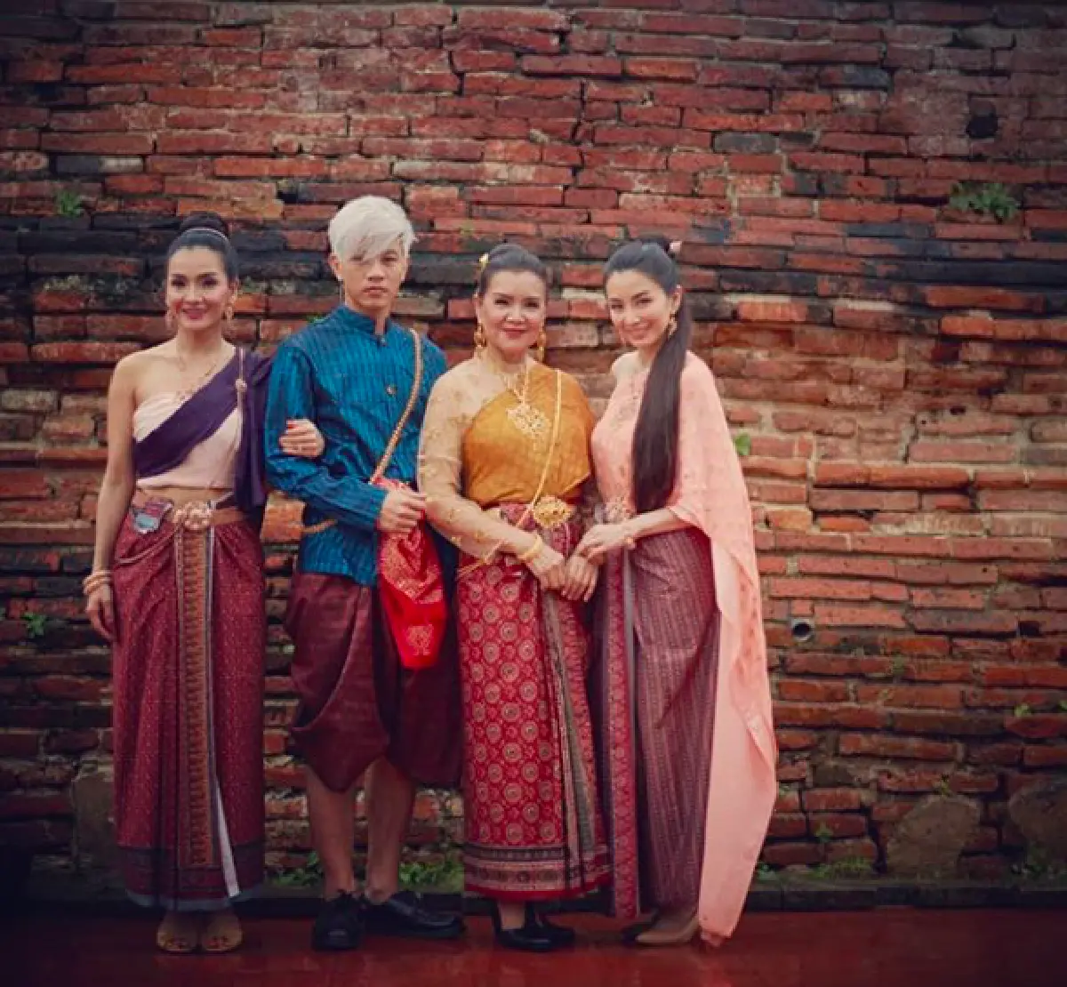 ตามรอยออเจ้า! “โทนี่ รากแก่น” ควงคุณแม่และพี่สาว แต่งชุดไทยถ่ายภาพครอบครัว