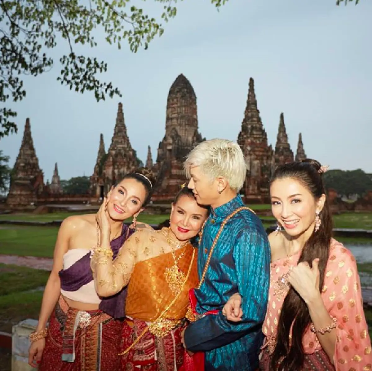 ตามรอยออเจ้า! “โทนี่ รากแก่น” ควงคุณแม่และพี่สาว แต่งชุดไทยถ่ายภาพครอบครัว