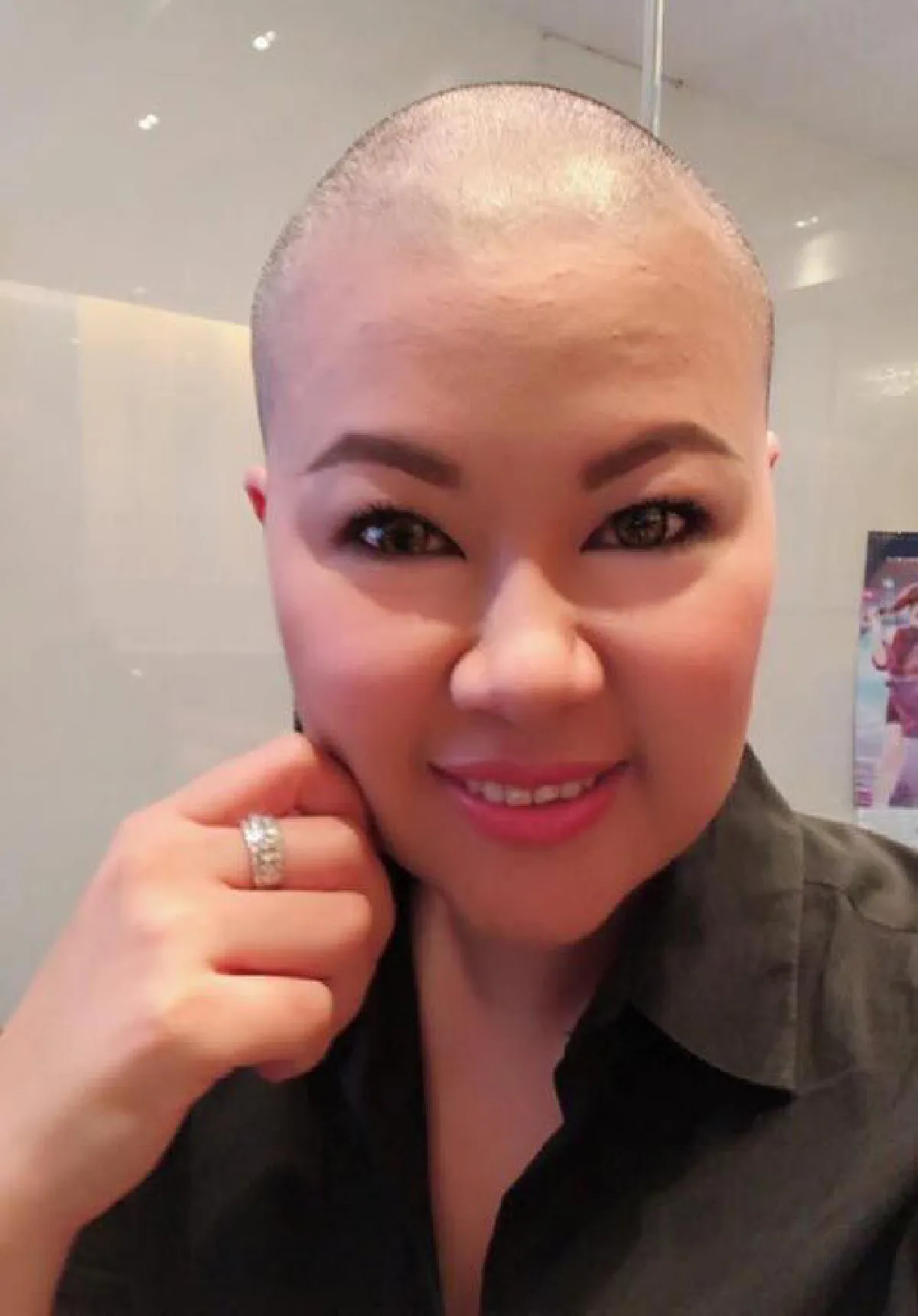 ผู้ประกาศข่าวดัง "แอ้ม สโรชา" ประกาศสู้มะเร็ง เริ่มรับคีโมเข็มแรก