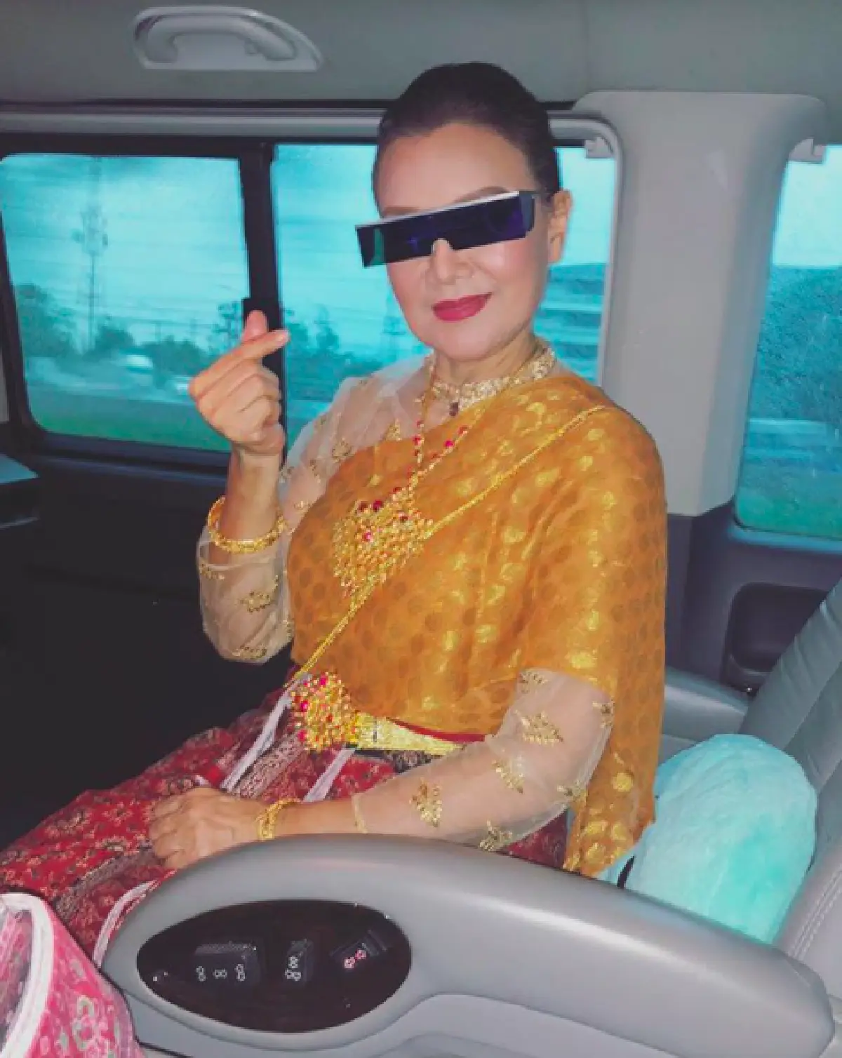 ตามรอยออเจ้า! “โทนี่ รากแก่น” ควงคุณแม่และพี่สาว แต่งชุดไทยถ่ายภาพครอบครัว