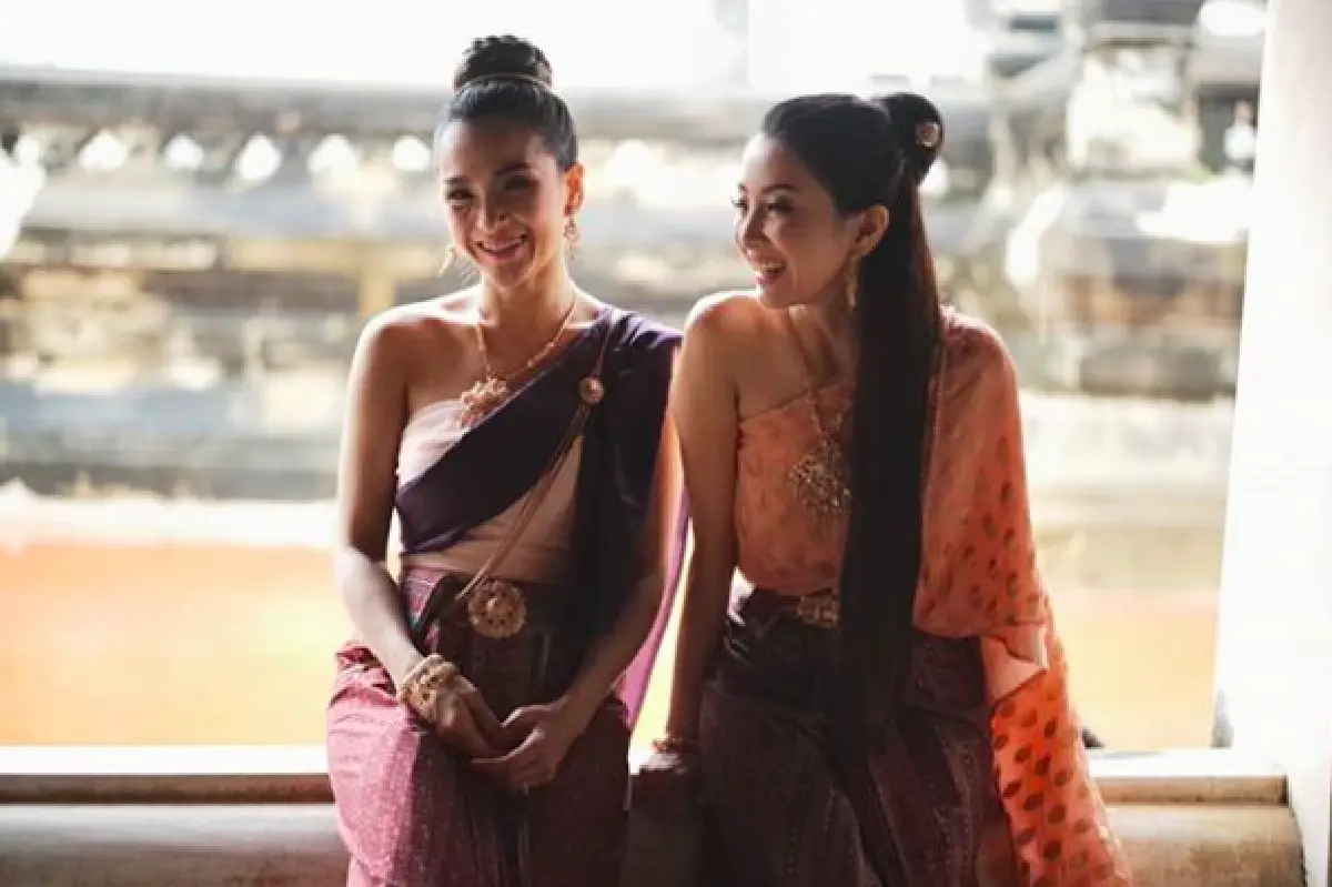 ตามรอยออเจ้า! “โทนี่ รากแก่น” ควงคุณแม่และพี่สาว แต่งชุดไทยถ่ายภาพครอบครัว