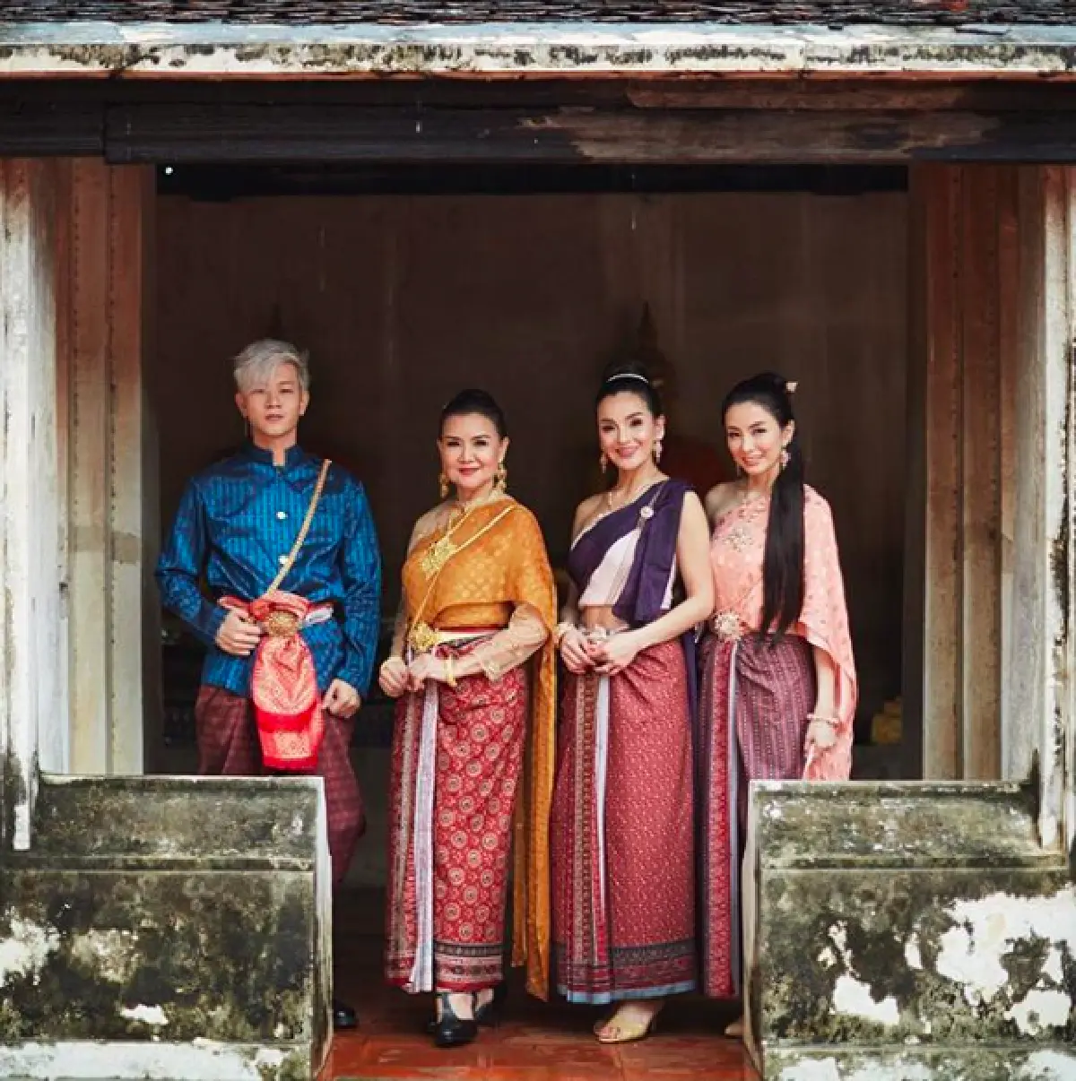 ตามรอยออเจ้า! “โทนี่ รากแก่น” ควงคุณแม่และพี่สาว แต่งชุดไทยถ่ายภาพครอบครัว