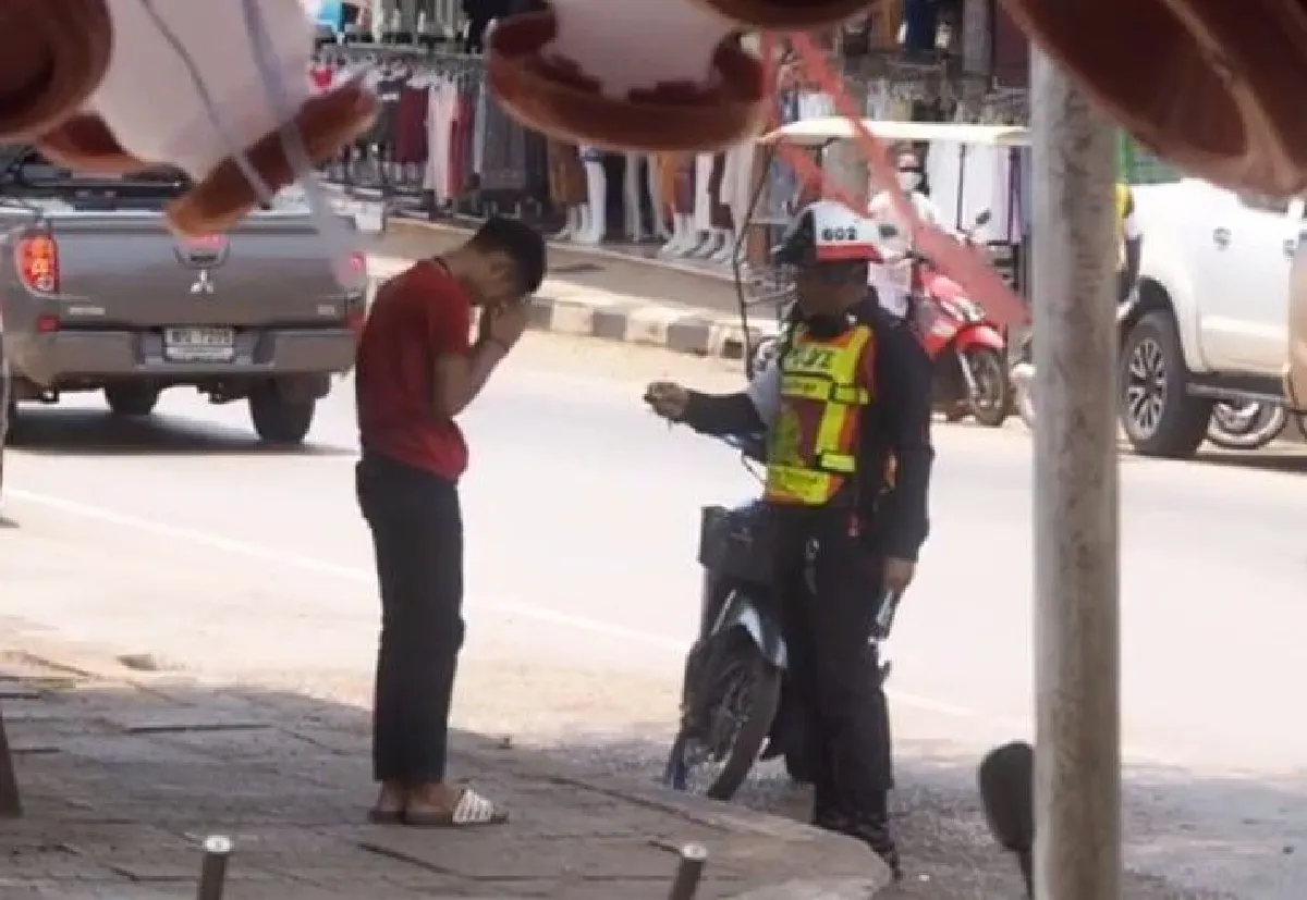 ตำรวจสั่งวัยรุ่นขี่จักรยานยนต์ไม่สวมหมวกวิดพื้นเเทนเสียค่าปรับ