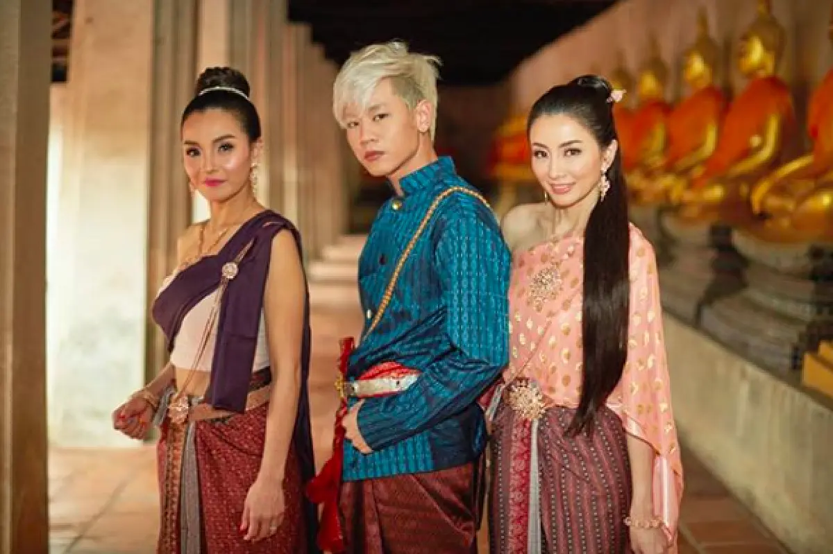 ตามรอยออเจ้า! “โทนี่ รากแก่น” ควงคุณแม่และพี่สาว แต่งชุดไทยถ่ายภาพครอบครัว