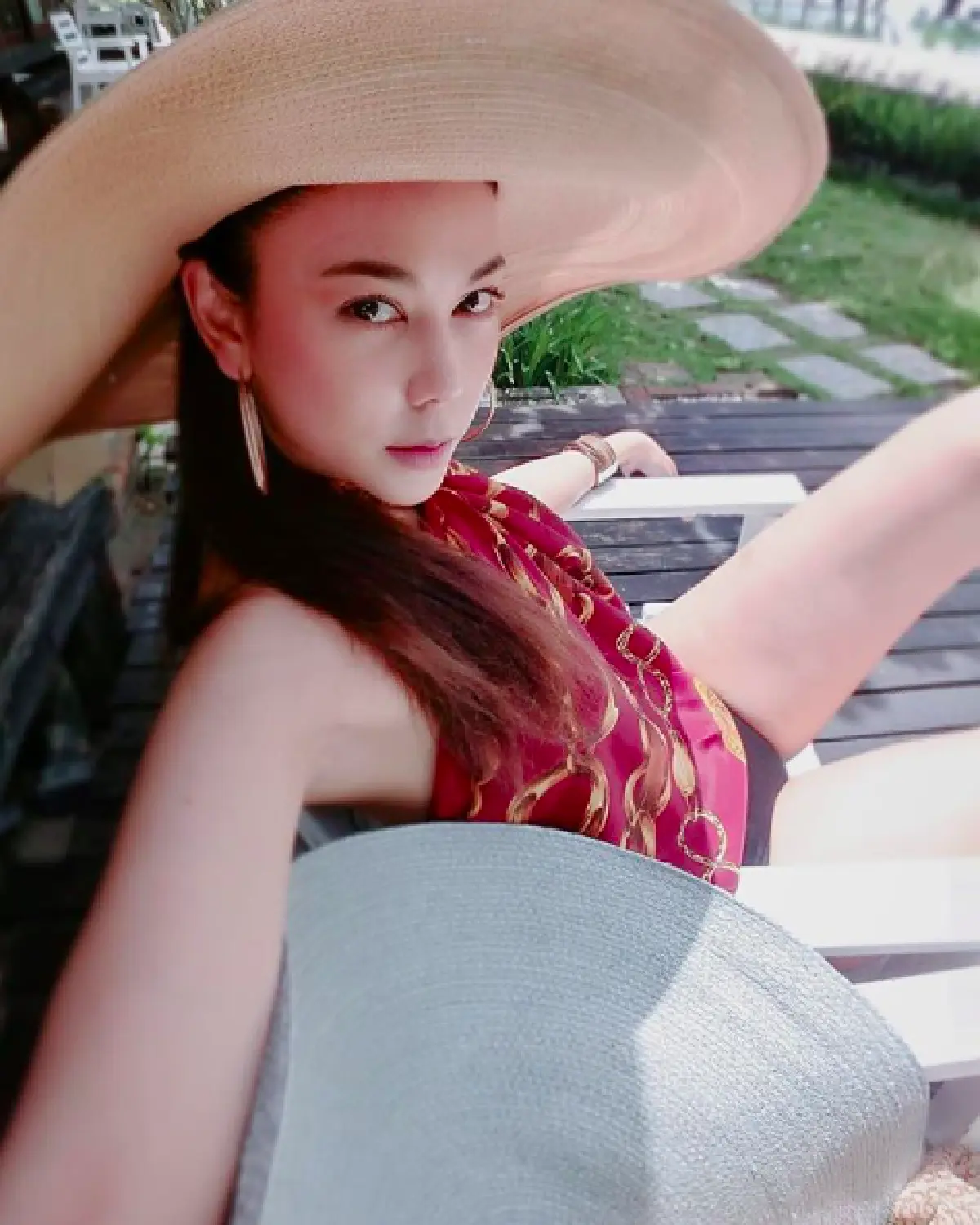 “ตอง ภัครมัย” วัย 40 ขอโชว์เซ็กซี่ท้าแดด กับชุดว่ายน้ำคว้านลึก