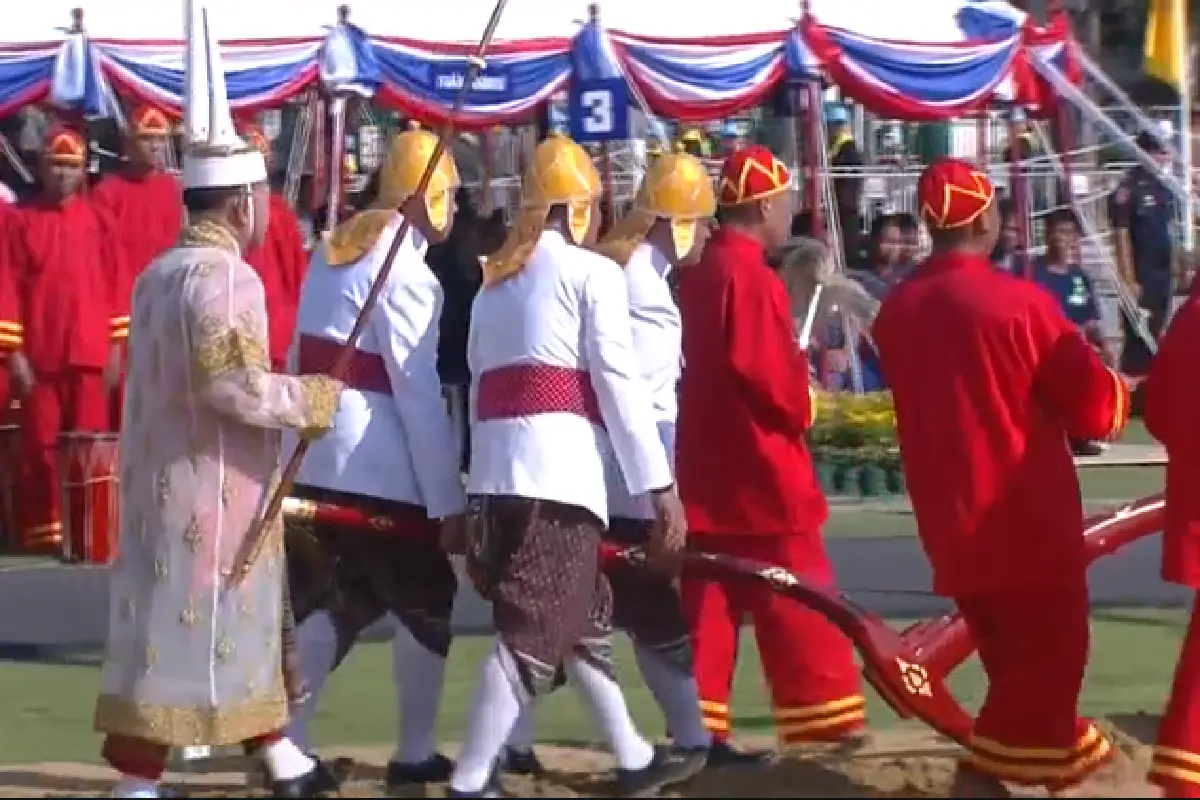 สมเด็จพระเจ้าอยู่หัวเสด็จฯพระราชพิธีพืชมงคลจรดพระนังคัลแรกนาขวัญ