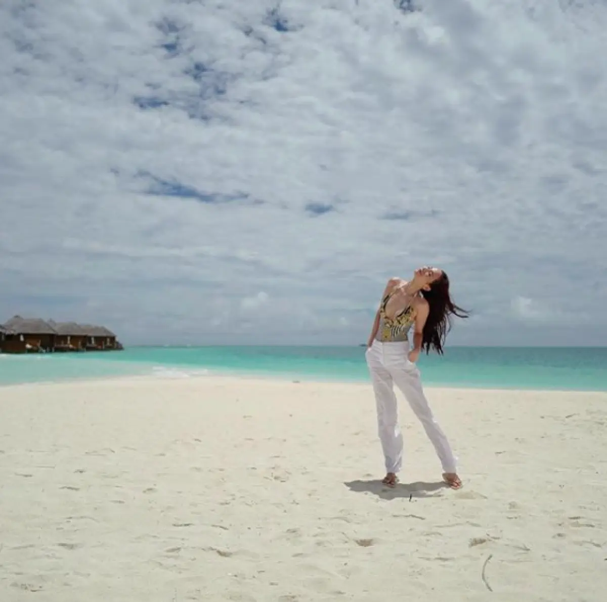 เซ็ตนี้แซ่บจนต้องยอม!! “อั้ม พัชราภา” กับภาพมุมสูง ที่ฮอตกว่าแสงแดด