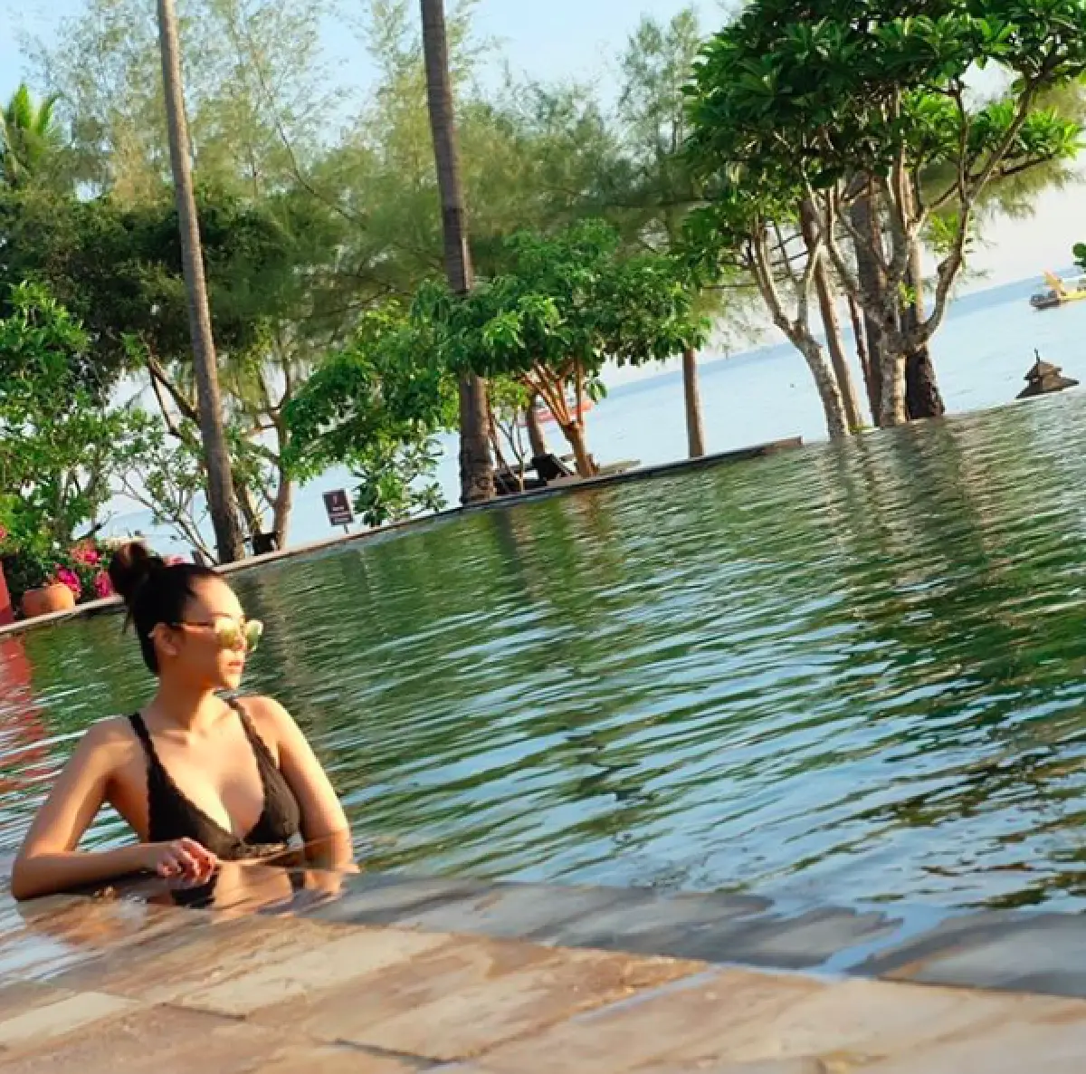 “ตอง ภัครมัย” วัย 40 ขอโชว์เซ็กซี่ท้าแดด กับชุดว่ายน้ำคว้านลึก