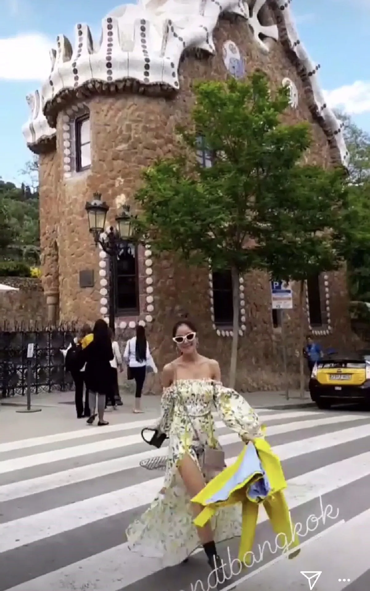 คู่นี้น่ารัก! ก้อย-ตูน แต่งตัวสวยหล่อเต็มยศ เชียร์บอลติดขอบสนามที่อังกฤษ