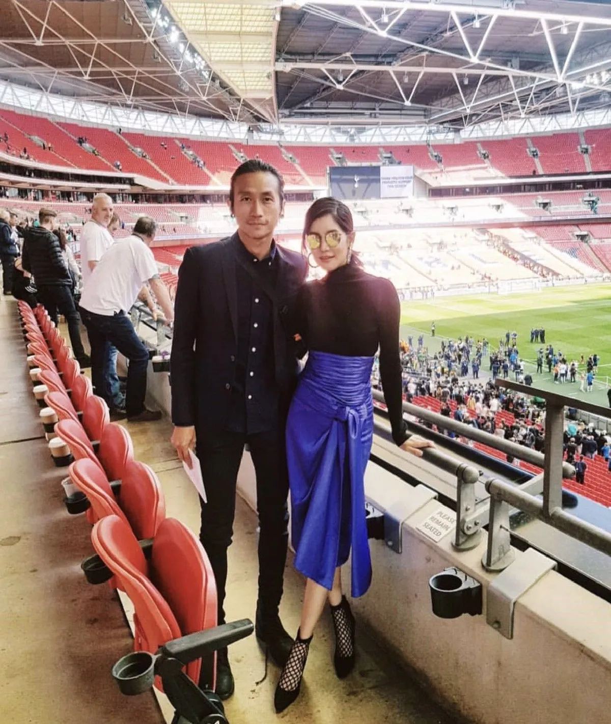 คู่นี้น่ารัก! ก้อย-ตูน แต่งตัวสวยหล่อเต็มยศ เชียร์บอลติดขอบสนามที่อังกฤษ