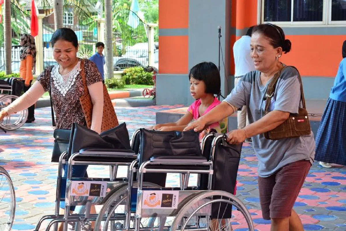 โรงเรียนนานาชาติ แพน-เอเชีย  นำนักเรียนบริจาครถเข็นให้แก่ผู้สูงอายุในเขตประเวศ