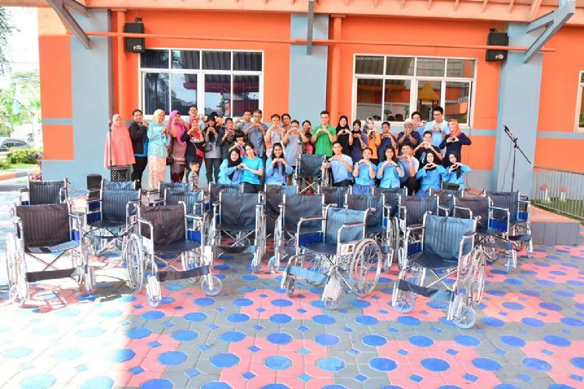 โรงเรียนนานาชาติ แพน-เอเชีย  นำนักเรียนบริจาครถเข็นให้แก่ผู้สูงอายุในเขตประเวศ