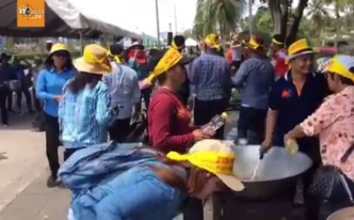 ผู้เลี้ยงกุ้งชุมนุมเชิงสะพานติณสูลานนท์ร้องรัฐแก้ราคาตกต่ำ