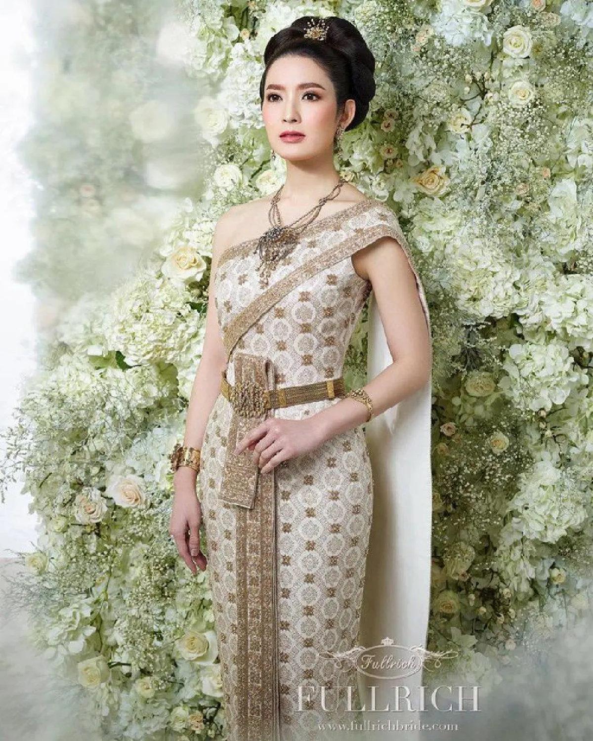 งดงามเกินบรรยาย! แอฟ ทักษอร เลอโฉมในชุดไทย เนรมิตลุคสุดปังโดย น้องฉัตร