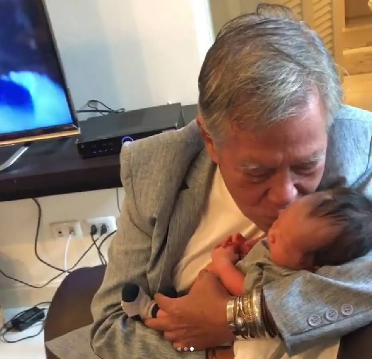 ภาพสุดอบอุ่น! ปู่หนิง นิรุตต์ ทั้งกอดและหอม หลานโพธิ์ ลูกชายชาคริต