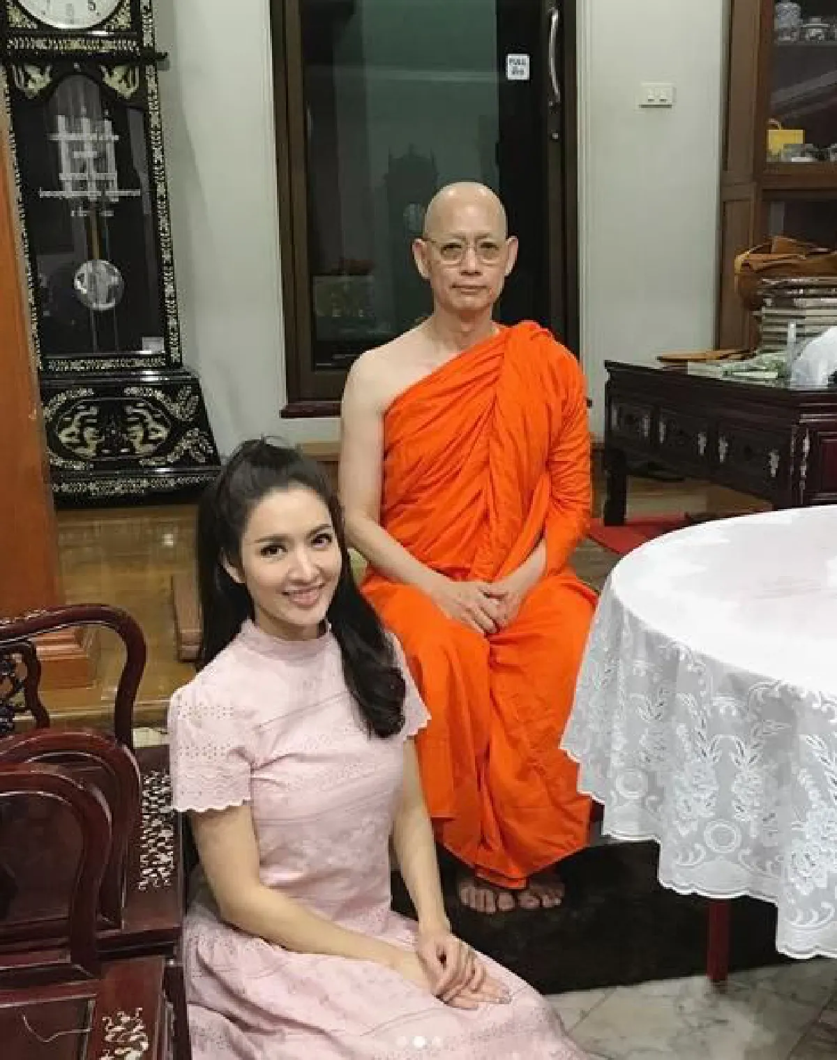 แอฟ ทักษอร สุดปลาบปลื้ม! คุณพ่ออนุสรณ์ สุขสงบใต้ร่มเงาพระพุทธศาสนา