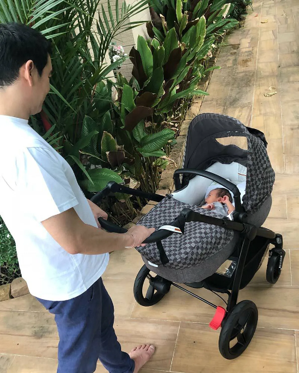 ภาพสุดอบอุ่น! ปู่หนิง นิรุตต์ ทั้งกอดและหอม หลานโพธิ์ ลูกชายชาคริต