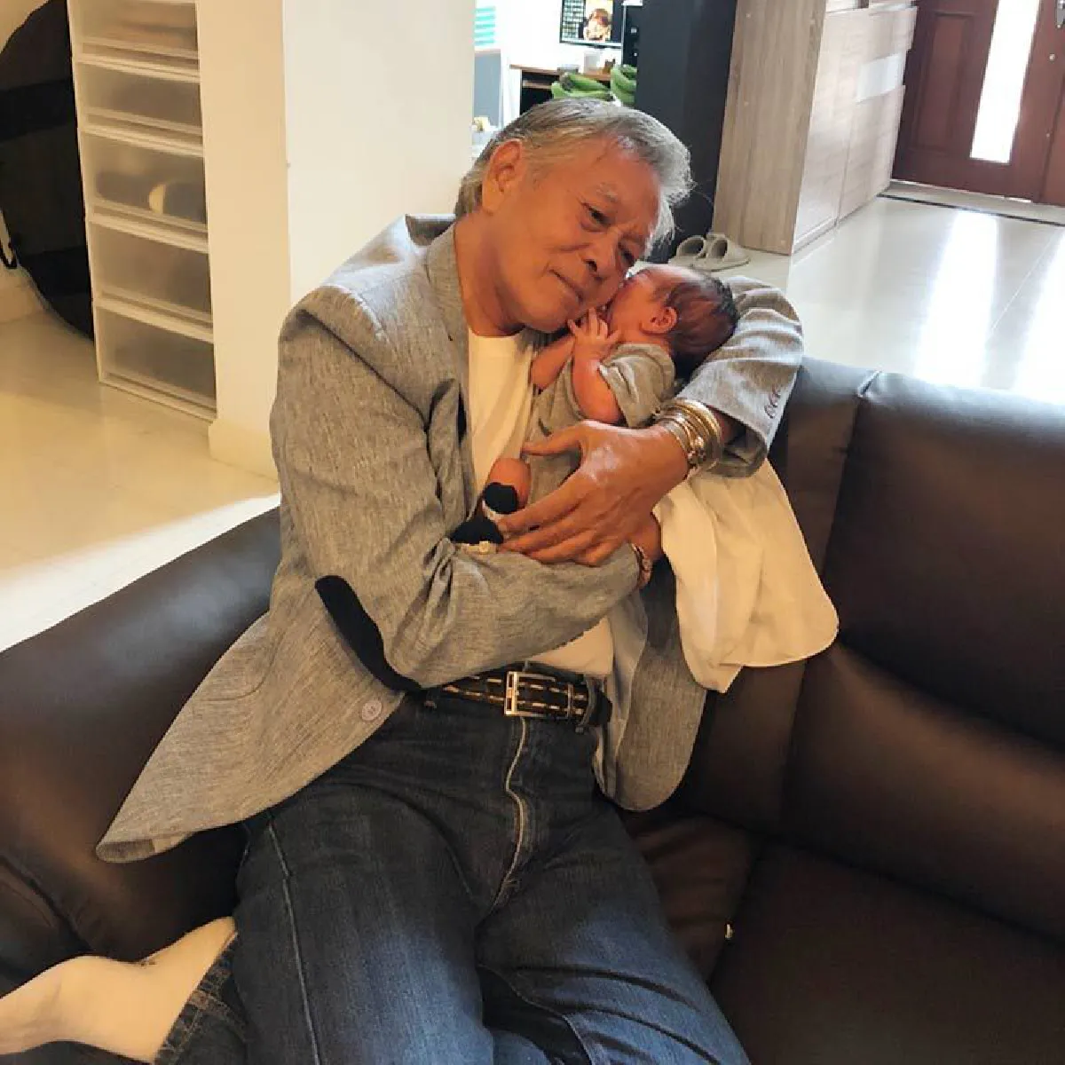 ภาพสุดอบอุ่น! ปู่หนิง นิรุตต์ ทั้งกอดและหอม หลานโพธิ์ ลูกชายชาคริต