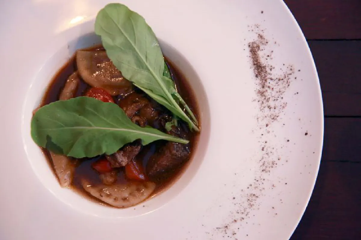 หมุดหมายแห่งค่ำคืน โอ้ ชิค อีทเทอรี่ & โซเชียล บาร์ 