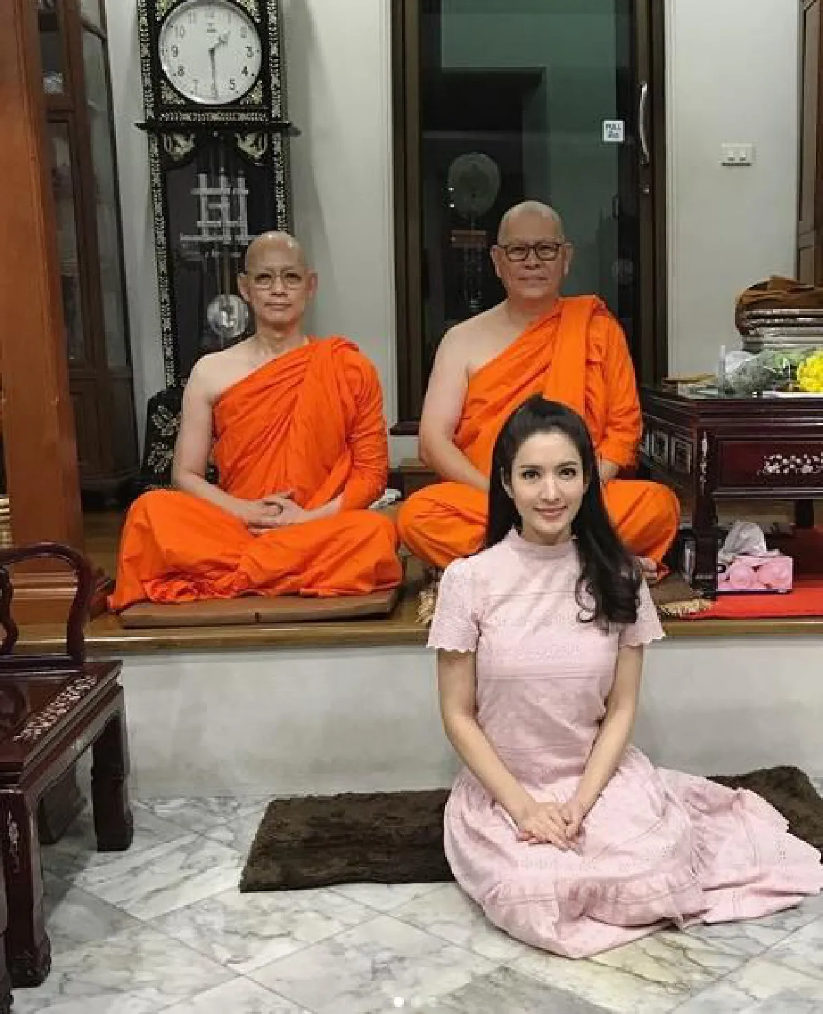 แอฟ ทักษอร สุดปลาบปลื้ม! คุณพ่ออนุสรณ์ สุขสงบใต้ร่มเงาพระพุทธศาสนา