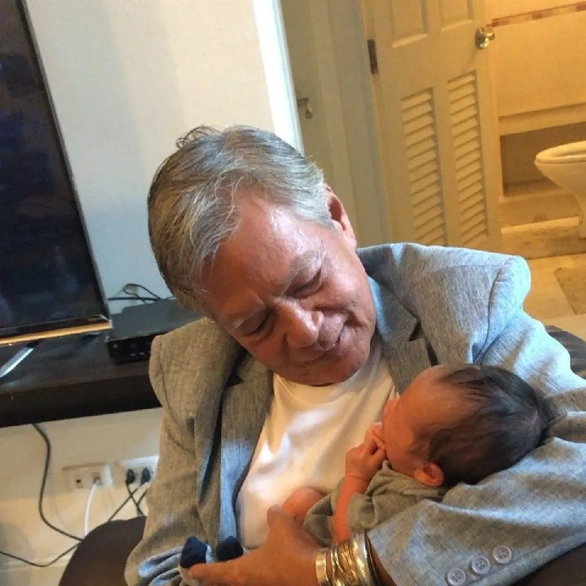 ภาพสุดอบอุ่น! ปู่หนิง นิรุตต์ ทั้งกอดและหอม หลานโพธิ์ ลูกชายชาคริต