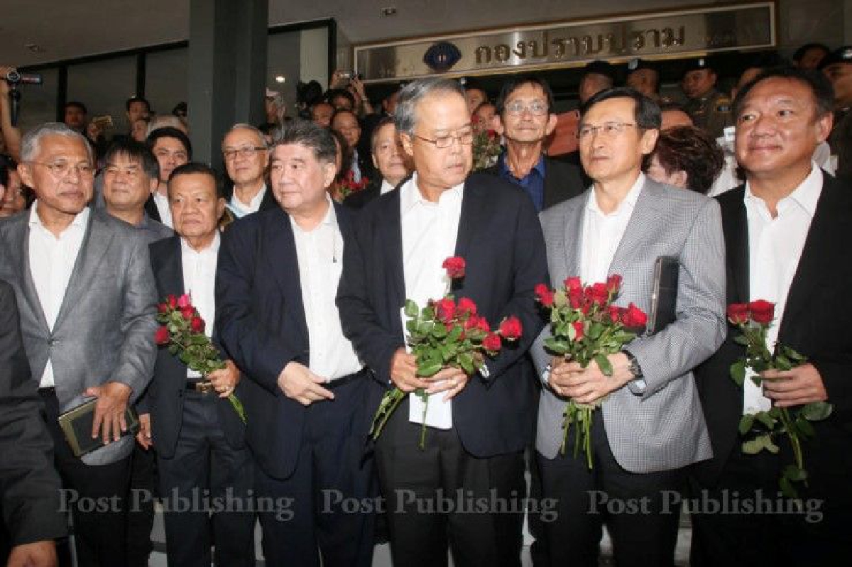 8แกนนำเพื่อไทยเข้าทราบข้อหาขัดคำสั่งคสช. ลั่นแถลงข่าวเป็นสิทธิทำได้ 8แกนนำเพื่อไทยเข้าทราบข้อหาขัดคำสั่งคสช. ลั่นแถลงข่าวเป็นสิทธิทำได้
