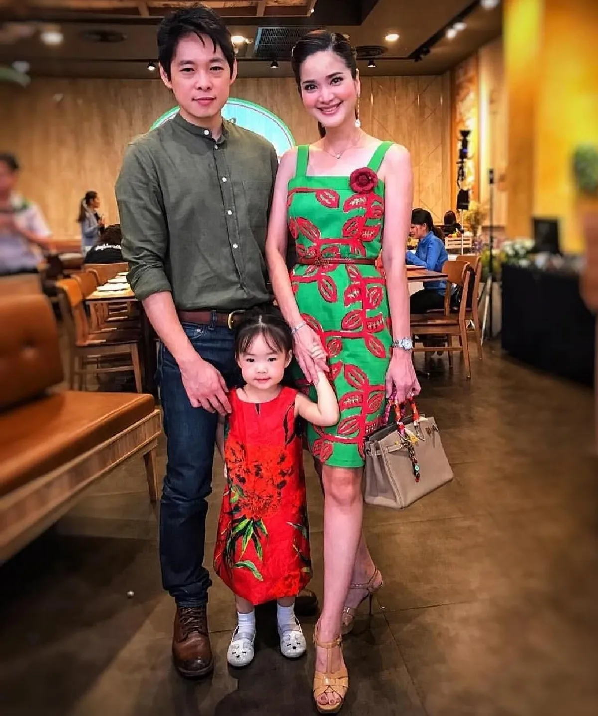 เซ่อซ่าจนได้แผล! ปอย ปวีณา  เดินชนตู้เสาไฟฟ้า หน้าผากแตกเป็นรู