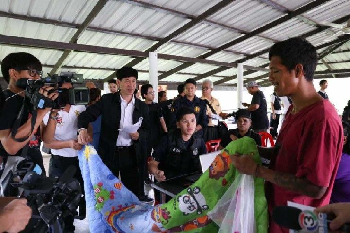 ปปท.สอบผ้าห่มแจกคนจนของศูนย์คนไร้ที่พึ่งสิงห์บุรีพบราคาสูงผิดปกติ ปปท.สอบผ้าห่มแจกคนจนของศูนย์คนไร้ที่พึ่งสิงห์บุรีพบราคาสูงผิดปกติ