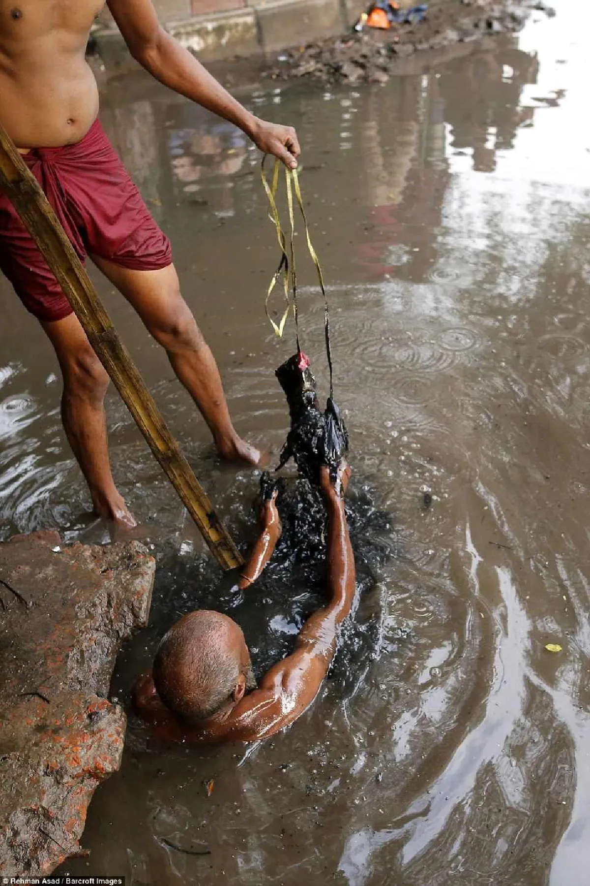 สุดลำบาก! เผยภาพคนงานขุดลอกท่อน้ำในบังกลาเทศ