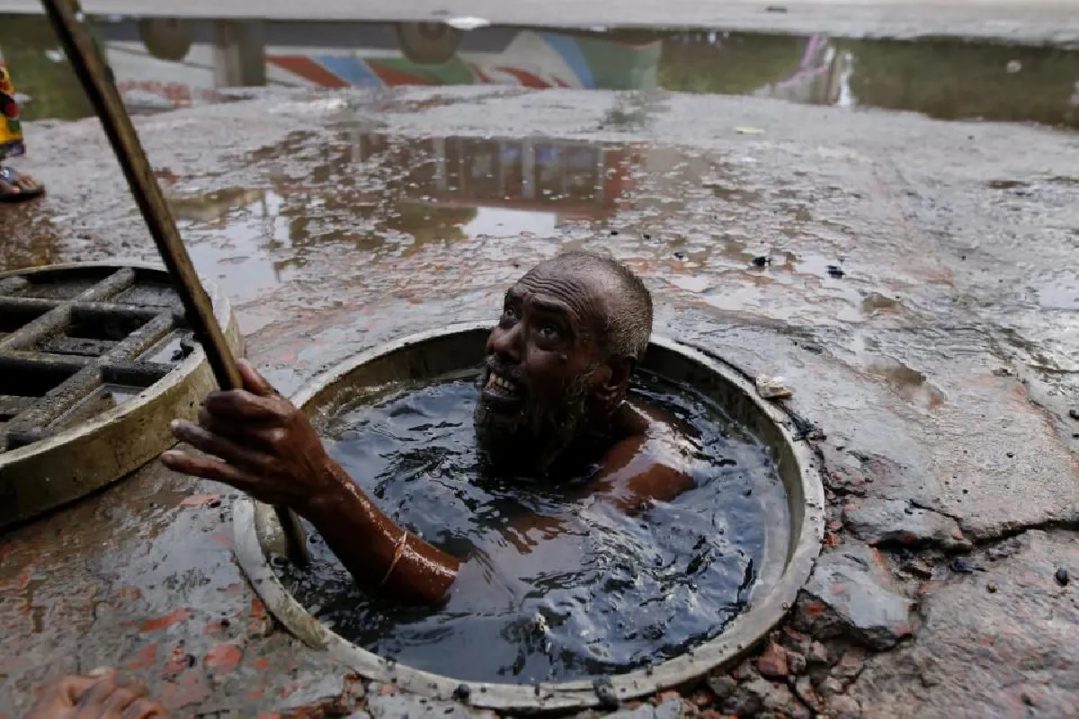 สุดลำบาก! เผยภาพคนงานขุดลอกท่อน้ำในบังกลาเทศ