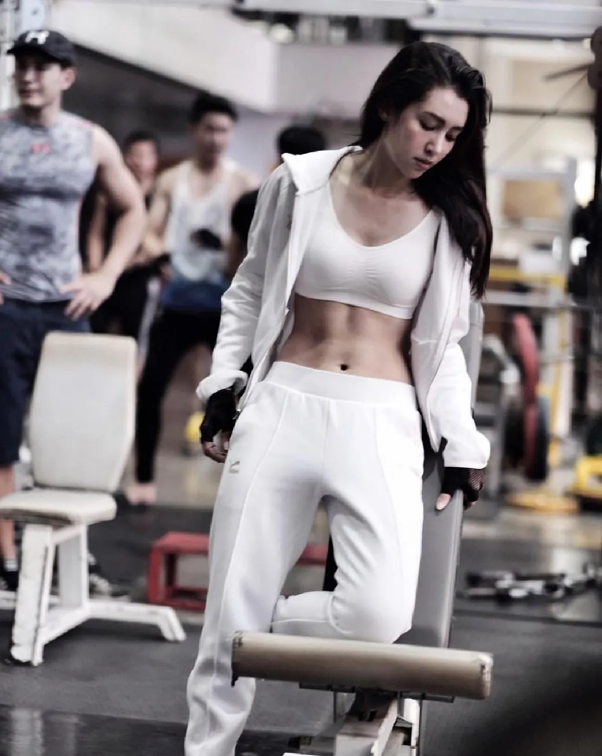 เบลล่า ราณี นางเอกฮอตแห่งปี! กับลีลาโพสแซ่บๆในชุดออกกำลังกาย