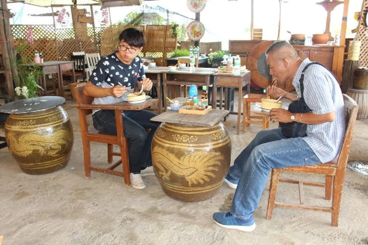 พลิกชีวิต! แม่ค้าเฟอร์นิเจอร์เปิดร้านก๋วยเตี๋ยวใช้ปิ่นโตโบราณเสริฟลูกค้า