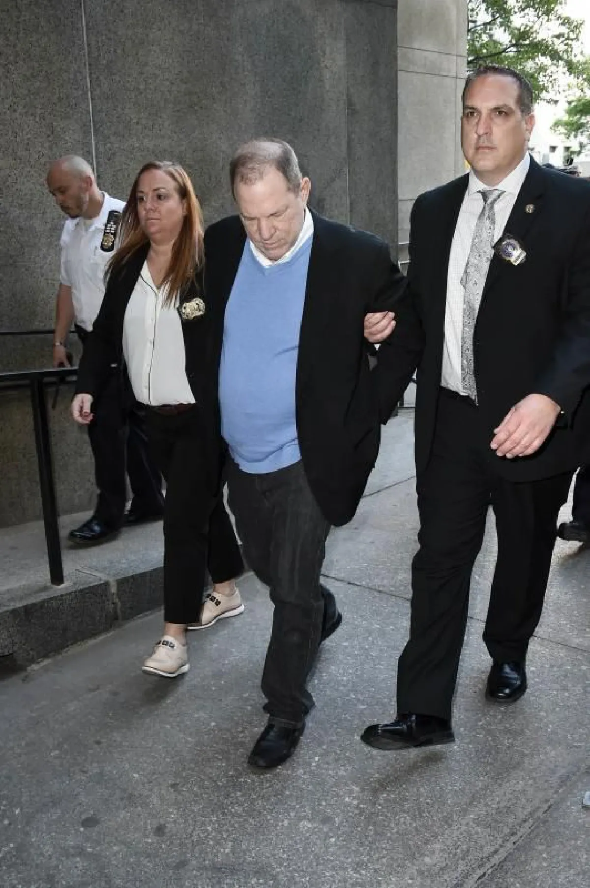 "ฮาร์วีย์ ไวน์สตีน" เจอข้อหาข่มขืน หลังเข้ามอบตัวศาลในนิวยอร์ก