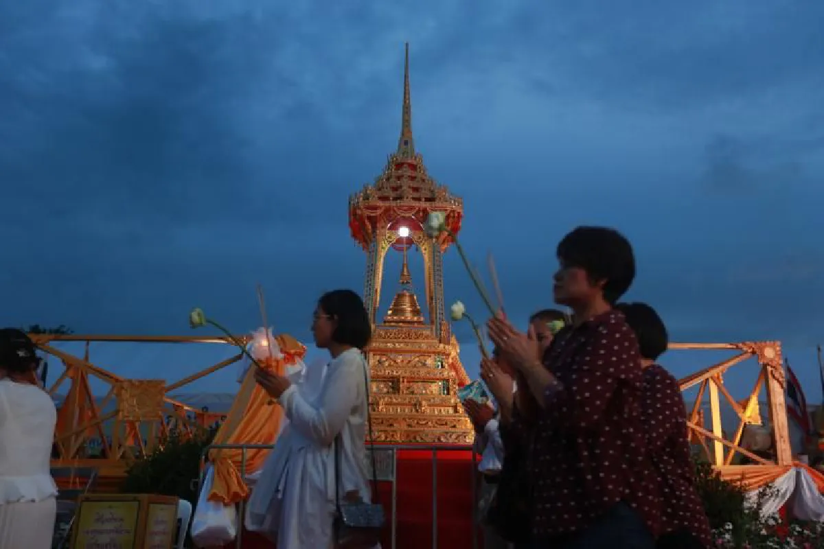 พุทธศาสนิกชนร่วมเวียนเทียนวันวิสาขบูชา ณ ลานเมือง กทม.