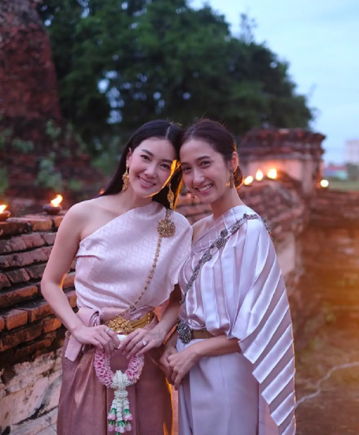 สง่างามที่สุด “นุ่น” แต่งชุดไทยร่วมเวียนเทียนที่อยุธยา