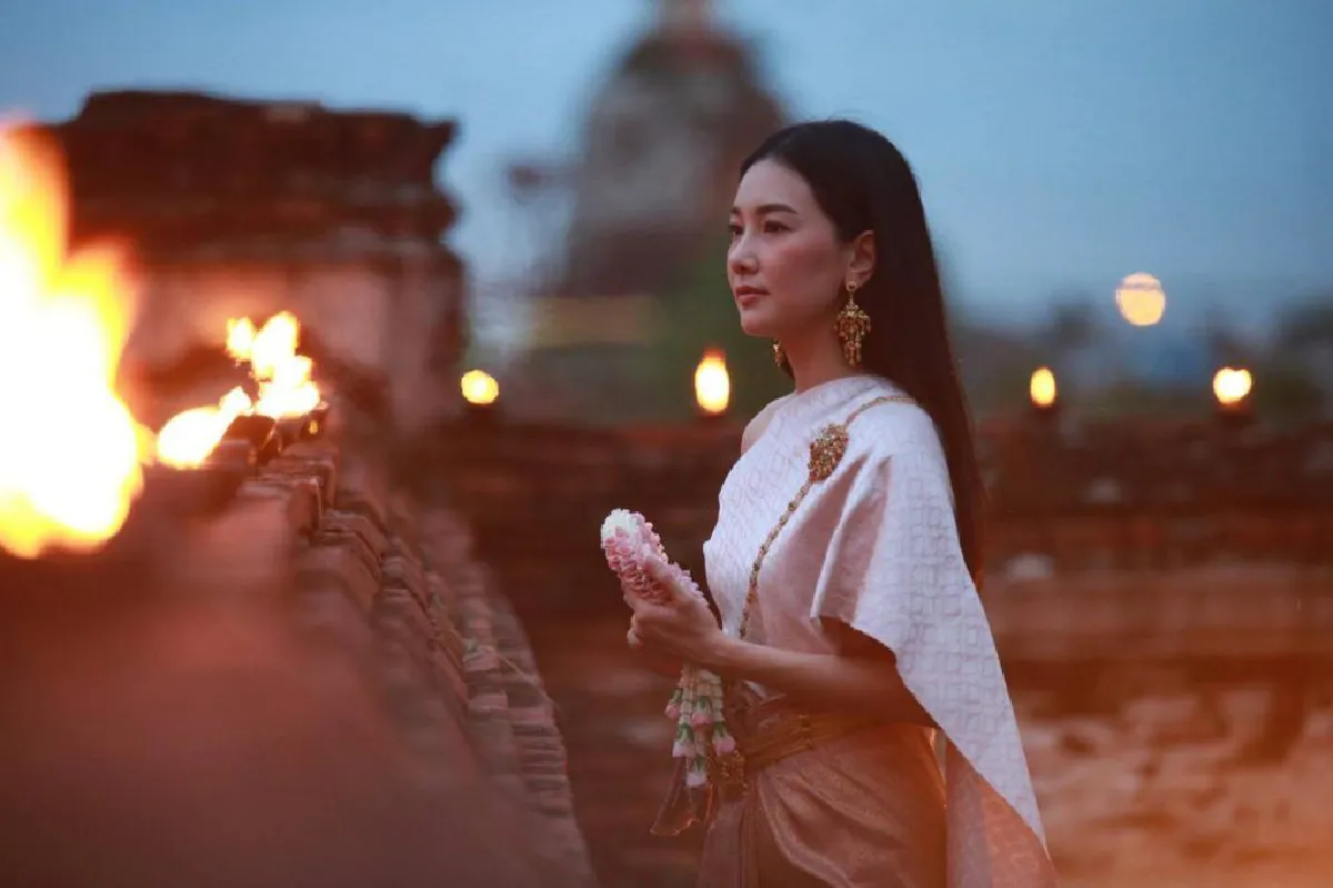 สง่างามที่สุด “นุ่น” แต่งชุดไทยร่วมเวียนเทียนที่อยุธยา