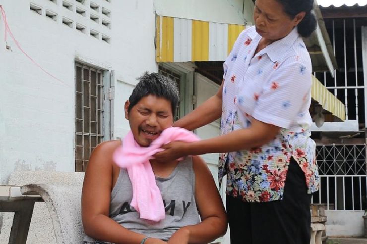 คนหัวใจสู้!คุณป้าหาเลี้ยงน้องหลานพิการรวม4ชีวิตไม่คิดย่อท้อ คนหัวใจสู้!คุณป้าหาเลี้ยงน้องหลานพิการรวม4ชีวิตไม่คิดย่อท้อ