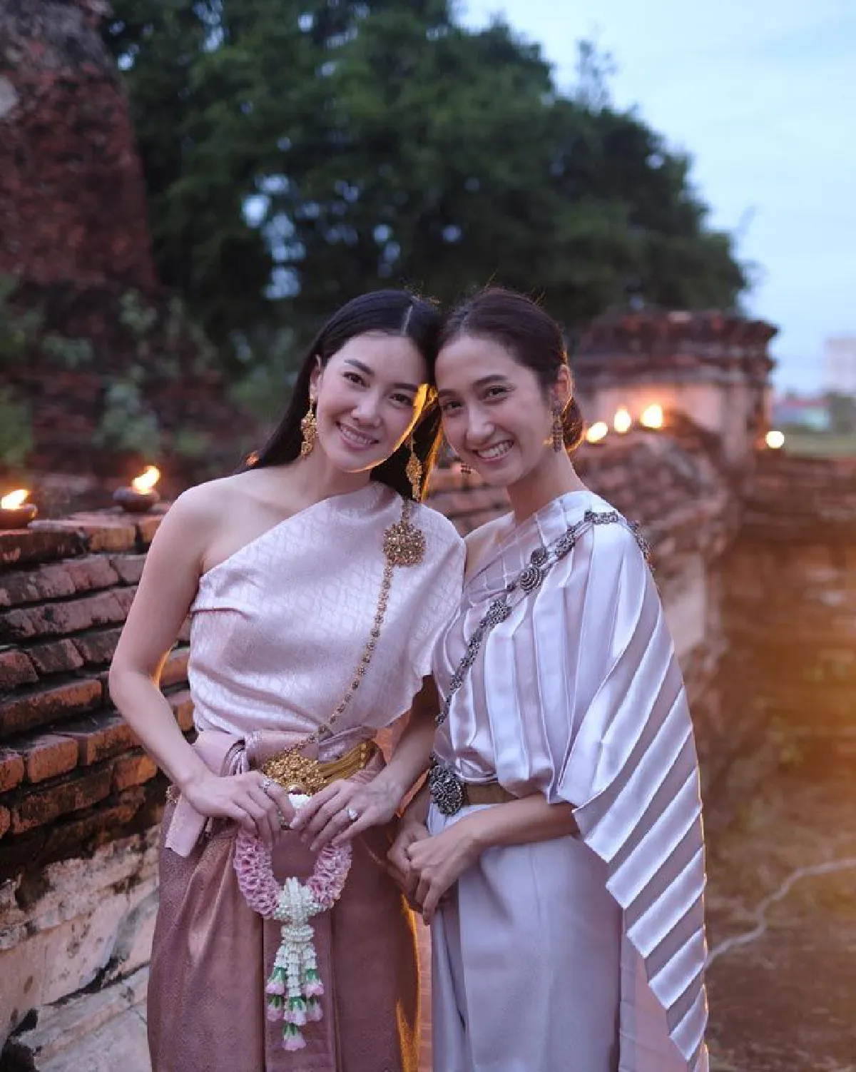 อิ่มบุญอิ่มใจ! นุ่น วรนุช ห่มสไบสีชมพูสวยหวานไปทำบุญที่อยุธยา