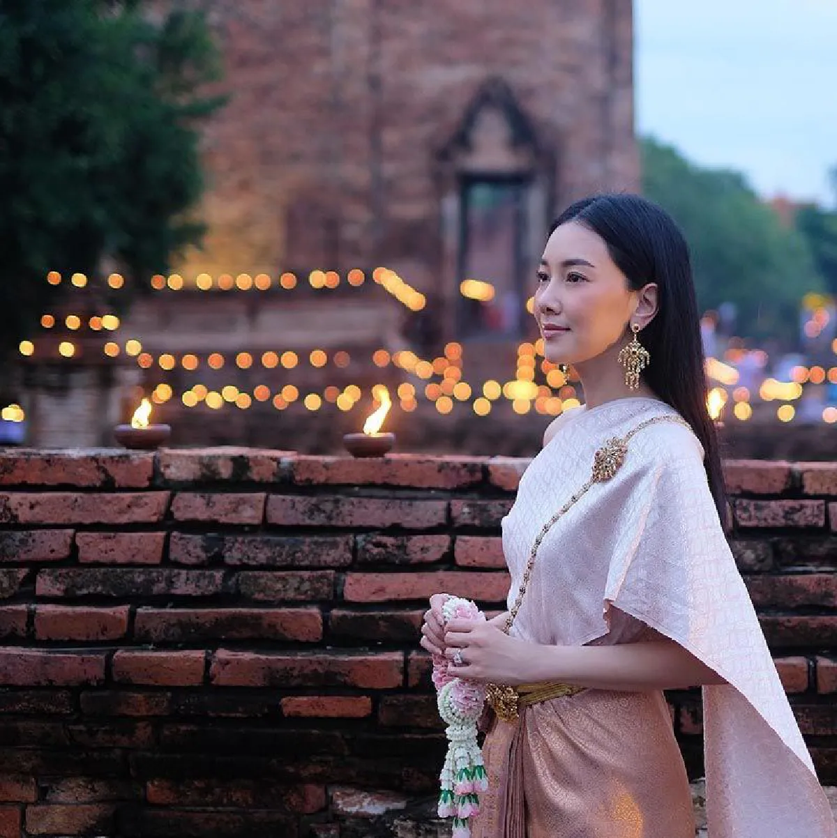 อิ่มบุญอิ่มใจ! นุ่น วรนุช ห่มสไบสีชมพูสวยหวานไปทำบุญที่อยุธยา